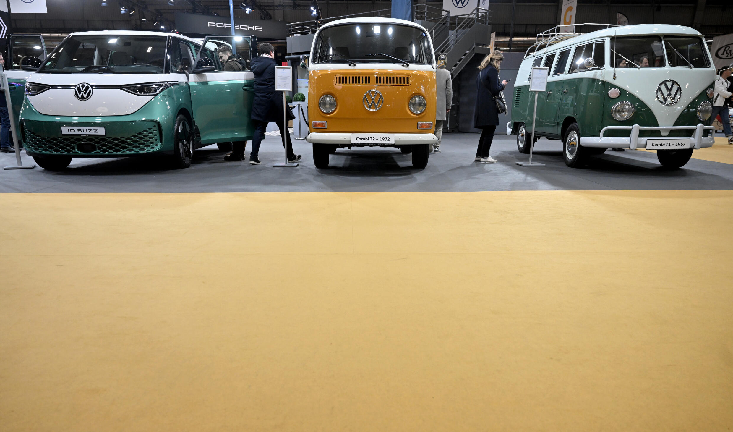 La icónica Kombi de Volkswagen durante la 47a edición de la exposición Retromobile, en París, el 31 de enero de 2023. January 31, 2023. El alemán Volkswagen es un histórico fabricante de autos en Brasil.