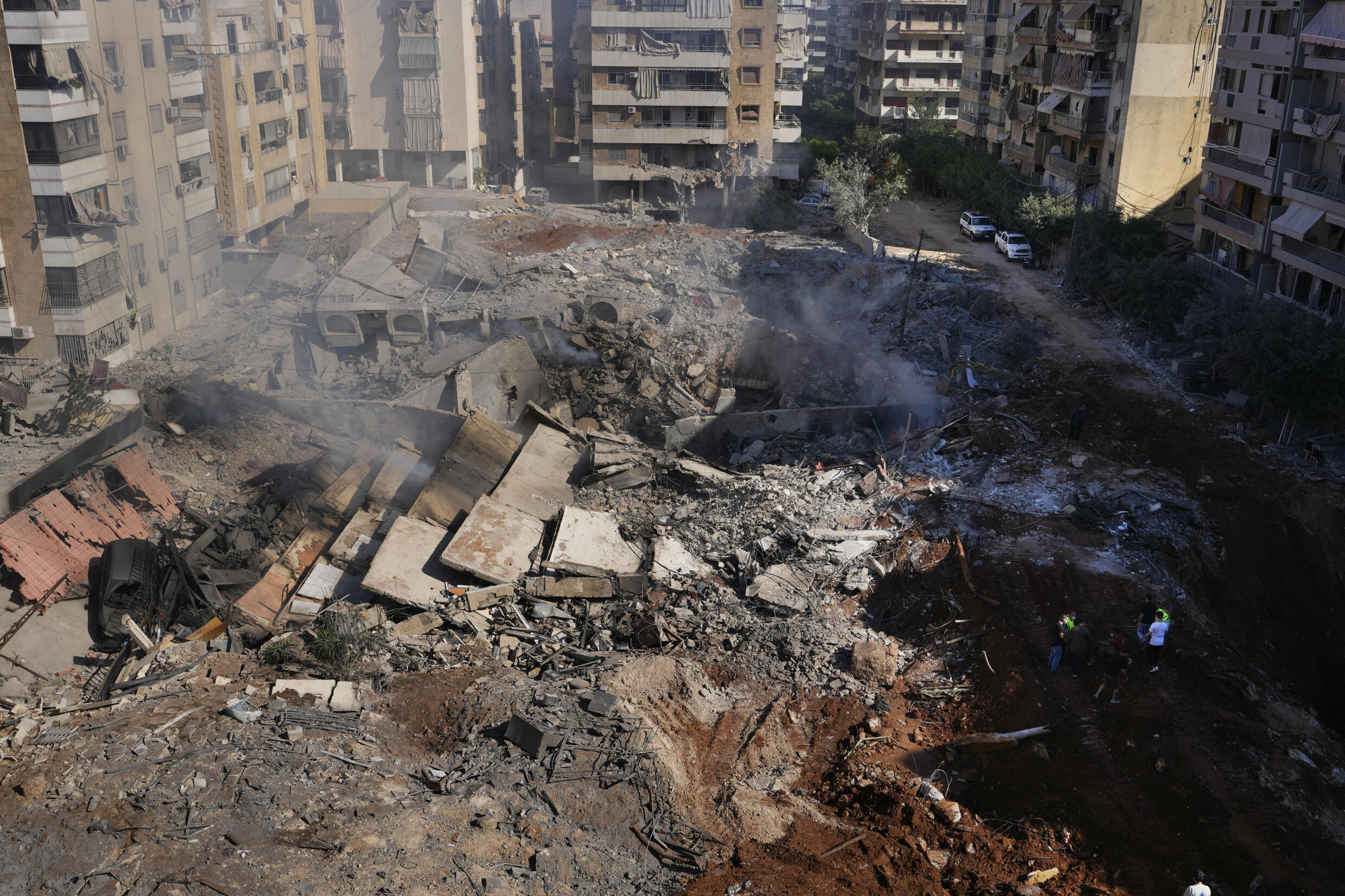 Le cratère laissé par l'attaque israélienne sur le QG du Hezbollah à Beyrouth, le 29 septembre 2024.