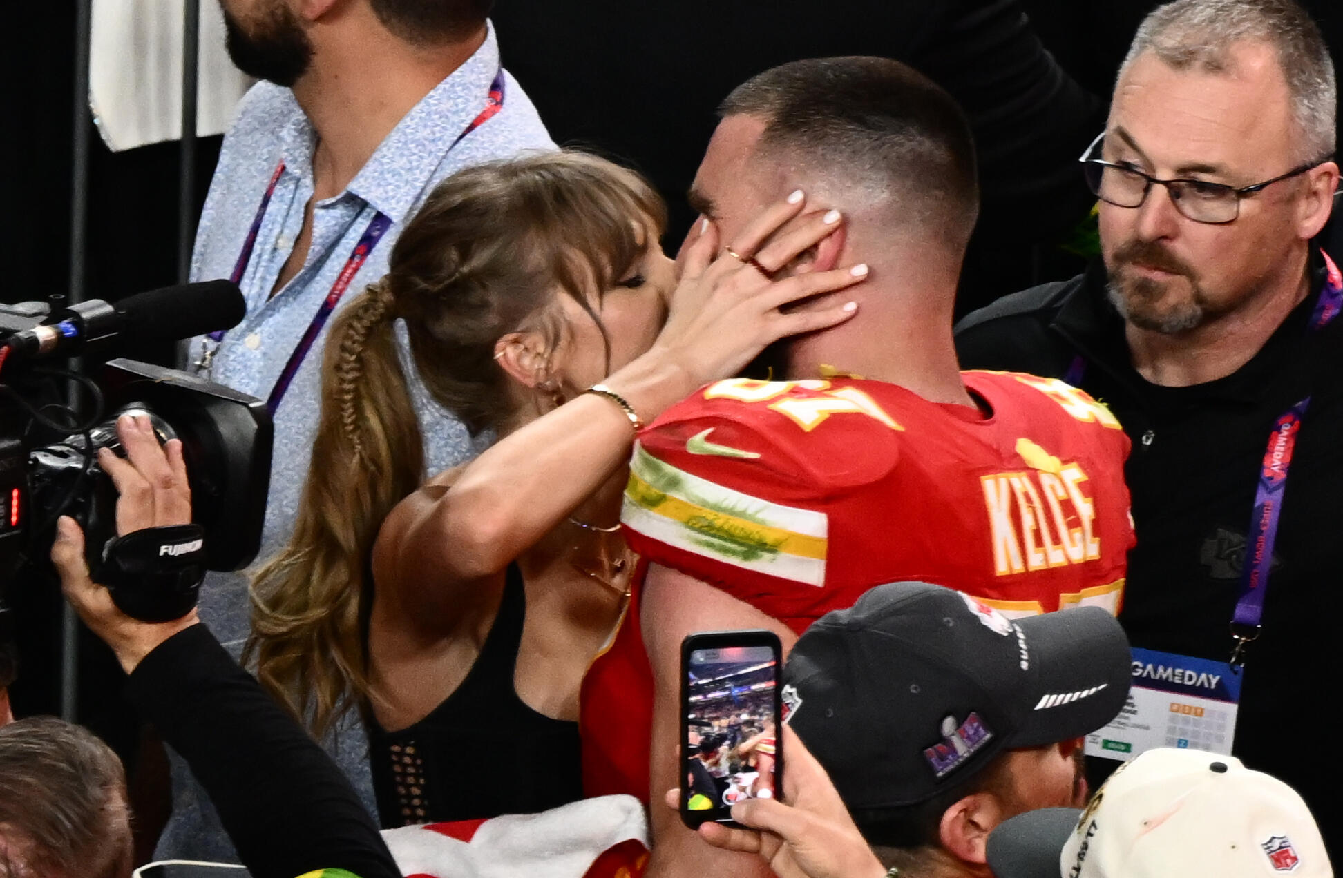 La chanteuse Taylor Swift embrasse son compagnon, le joueur de football américain Travis Kelce, lors du Super Bowl, à Las Vegas (Etats-Unis), le 11 février 2024 dans le Nevada