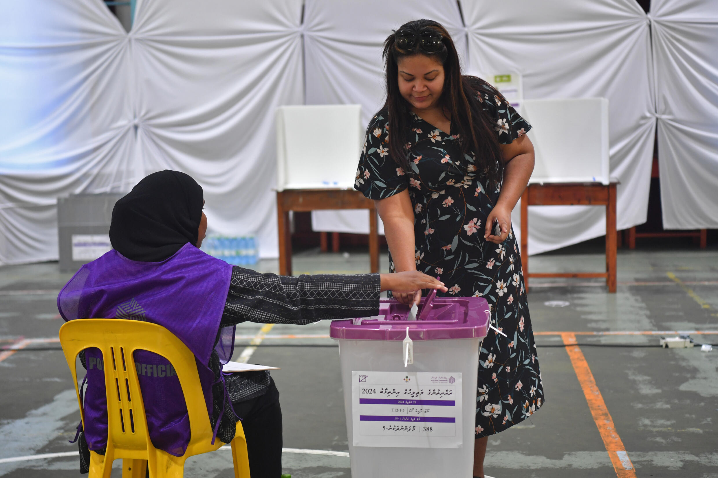Une électrice vote aux législatives, le 21 avril 2024 à Malé, aux Maldives.