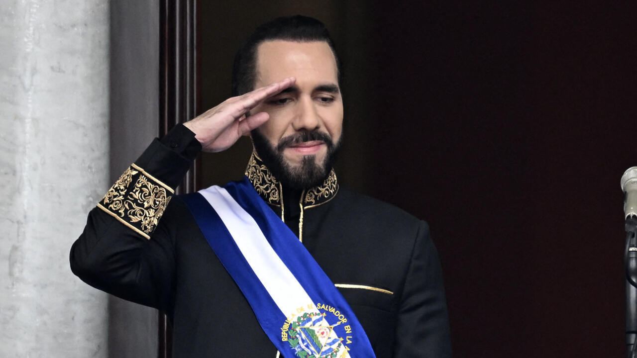 Archivo. El presidente de El Salvador, Nayib Bukele, saluda durante el desfile militar tras su juramentación en el Palacio Nacional, en el centro de San Salvador, el 1 de junio de 2024.