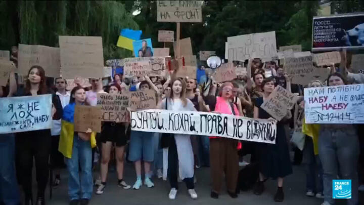 Zelensky approves new bill restoring 'independence' of anti-corruption bodies after protests