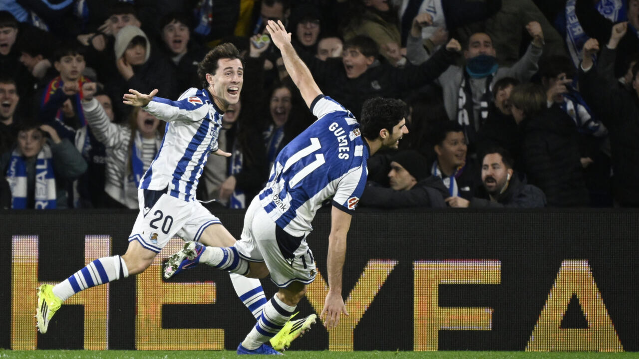 بطولة إسبانيا: سوسييداد يُسقط برشلونة ويسدي خدمة لريال مدريد