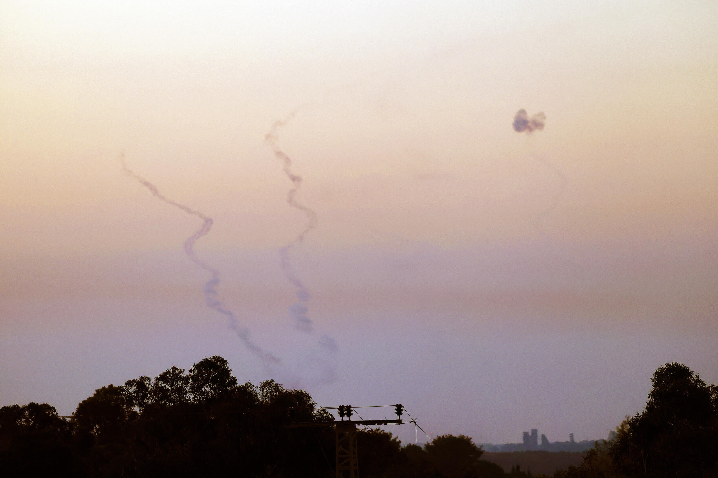 Le système de défense aérienne israélien Iron Dome intercepte des roquettes tirées depuis la bande de Gaza, près du kibboutz de Kfar Aza, le 13 juin 2024