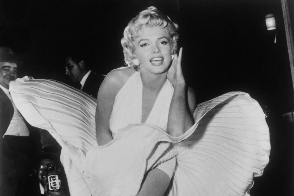 Marilyn Monroe poseert tijdens het filmen boven de opwaartse luchtstroom van een metrorooster in New York 