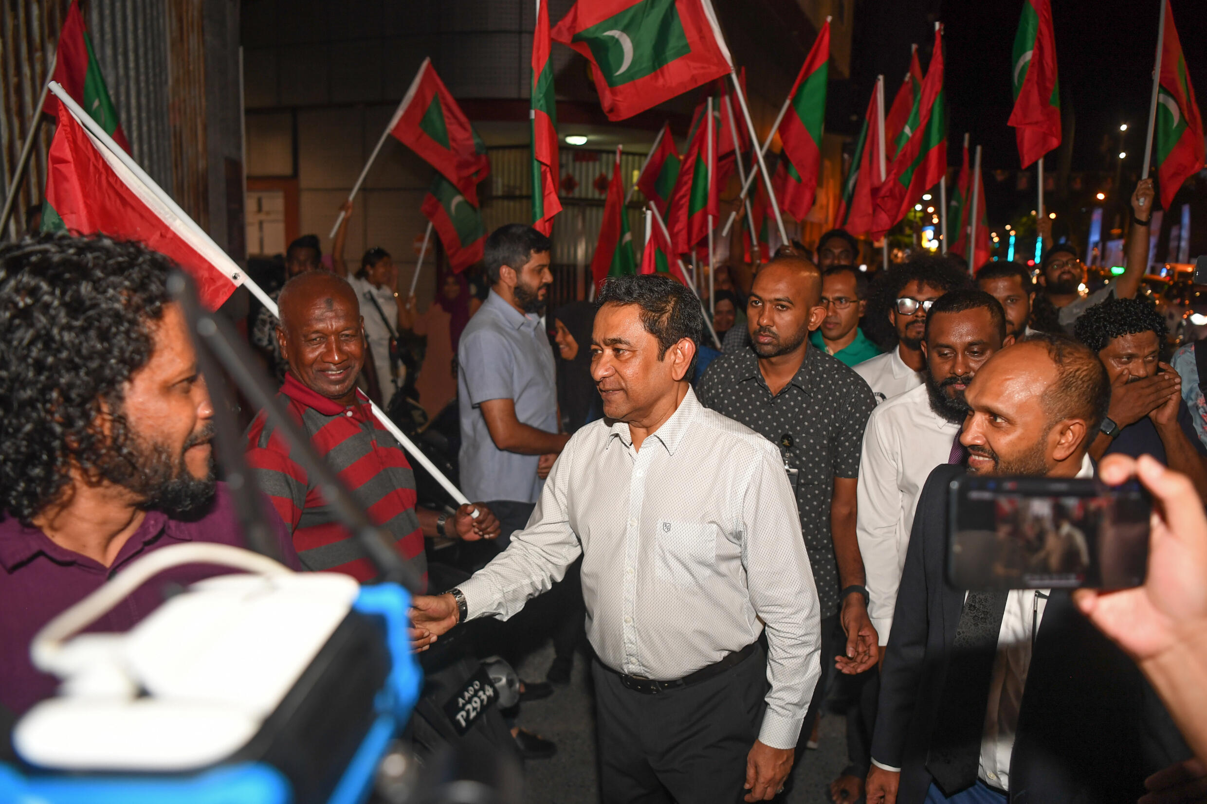 L'ancien président des Maldives, Abdulla Yameen, accueilli par des partisans, le 18 avril 2024 à Malé.