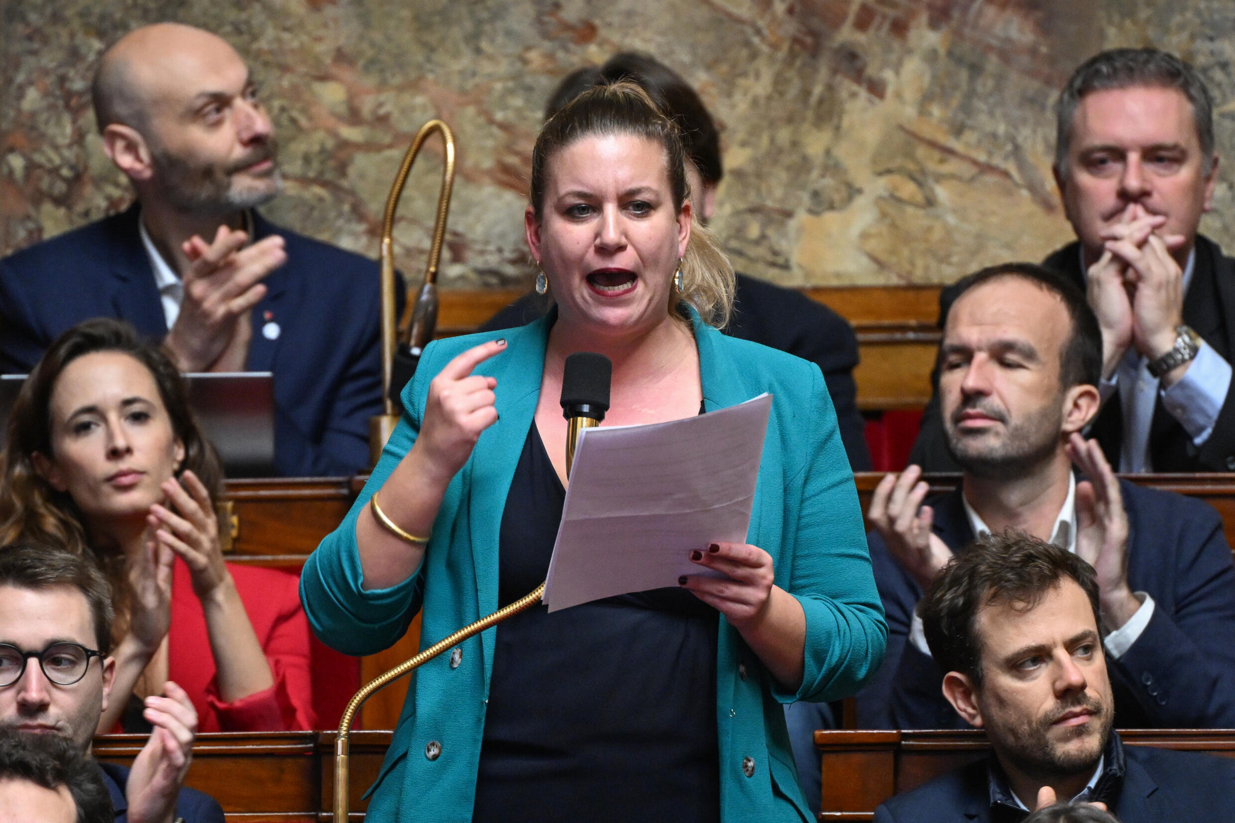 La présidente du groupe La France insoumise (LFI), Mathilde Panot (c), durant la session de questions au gouvernement, le 12 décembre 2023 à Paris
