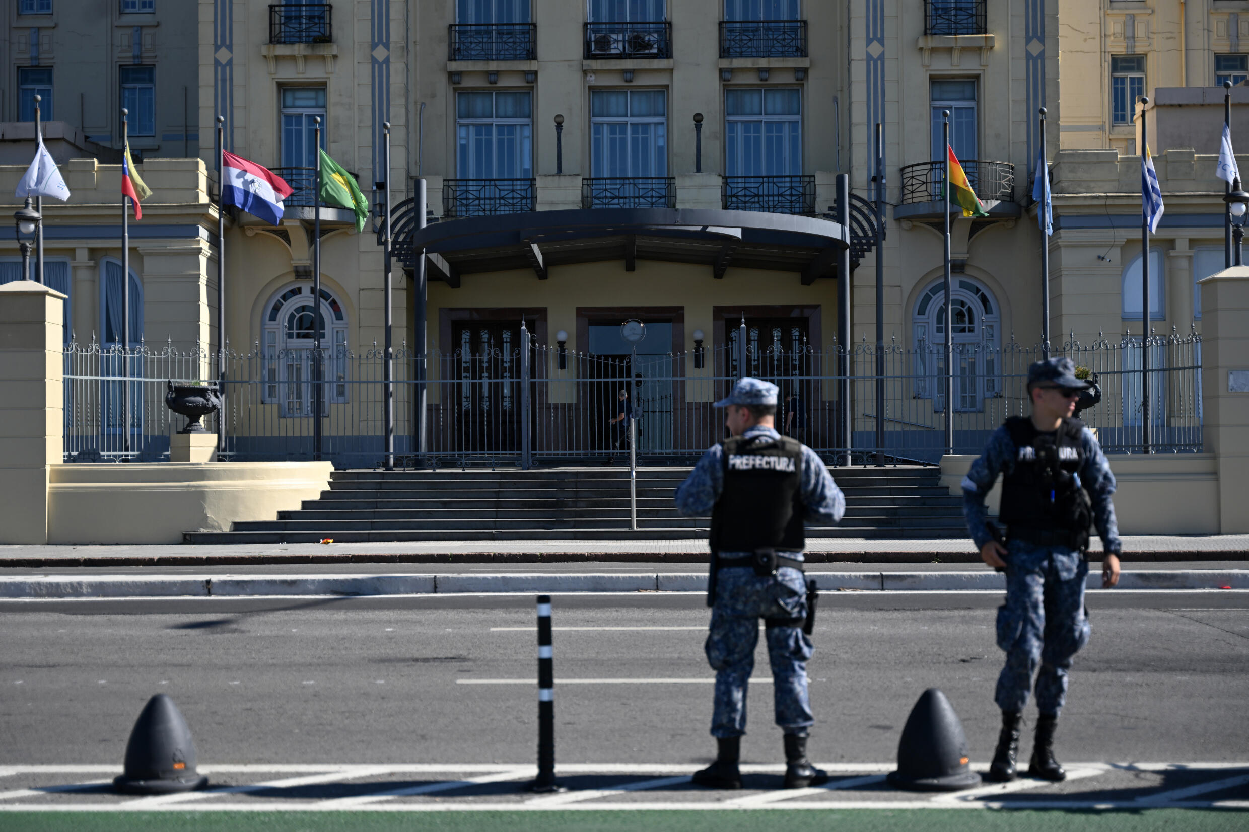 Des forces de sécurité uruguayennes devant le siège du Mercosur à Montevideo où s'est ouvert le 65e sommet, le 5 décembre 2024.