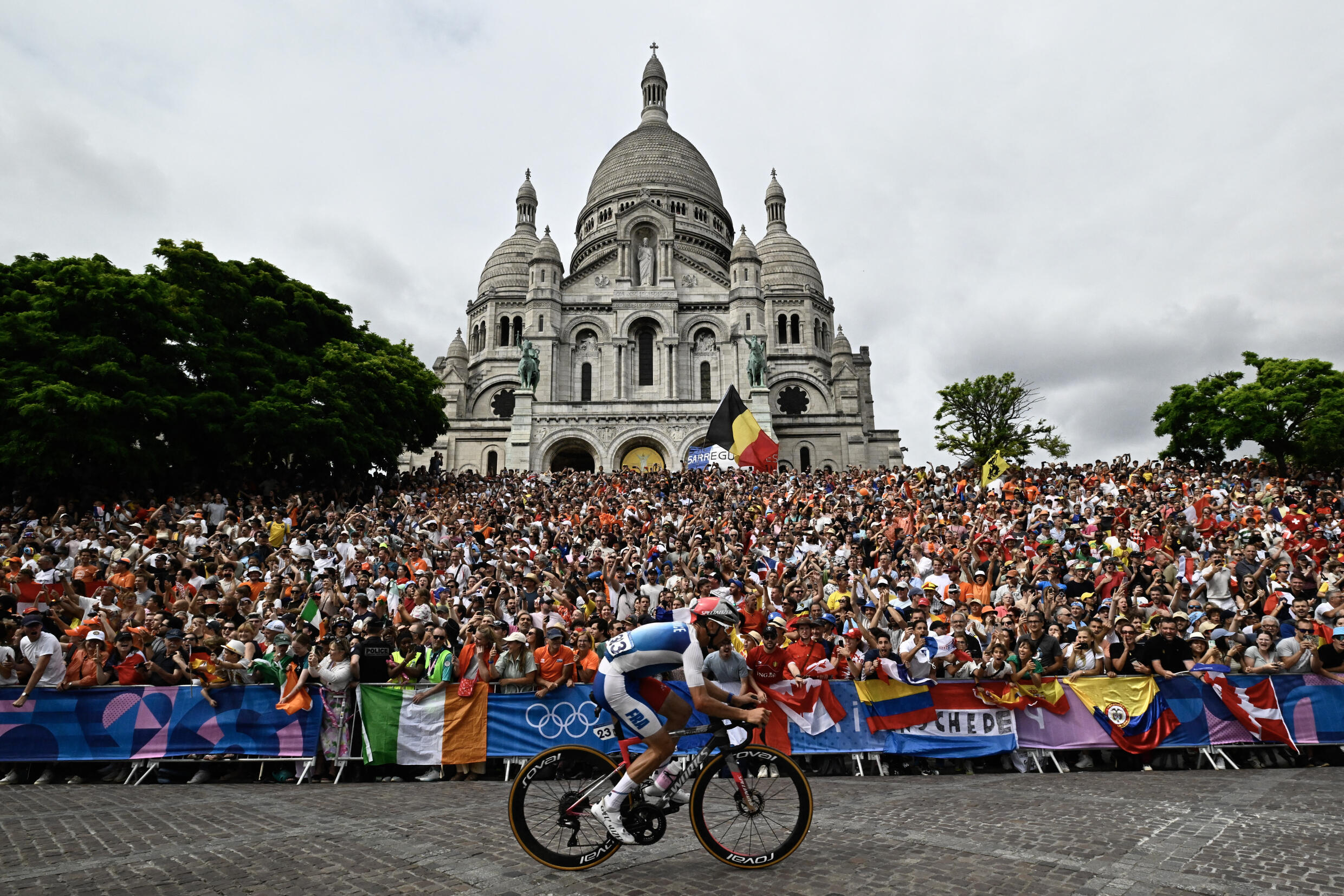 Le coureur français Julian Alaphilippe passe devant le Sacré-Coeur, en haut de Montmartre, le 3 août.
