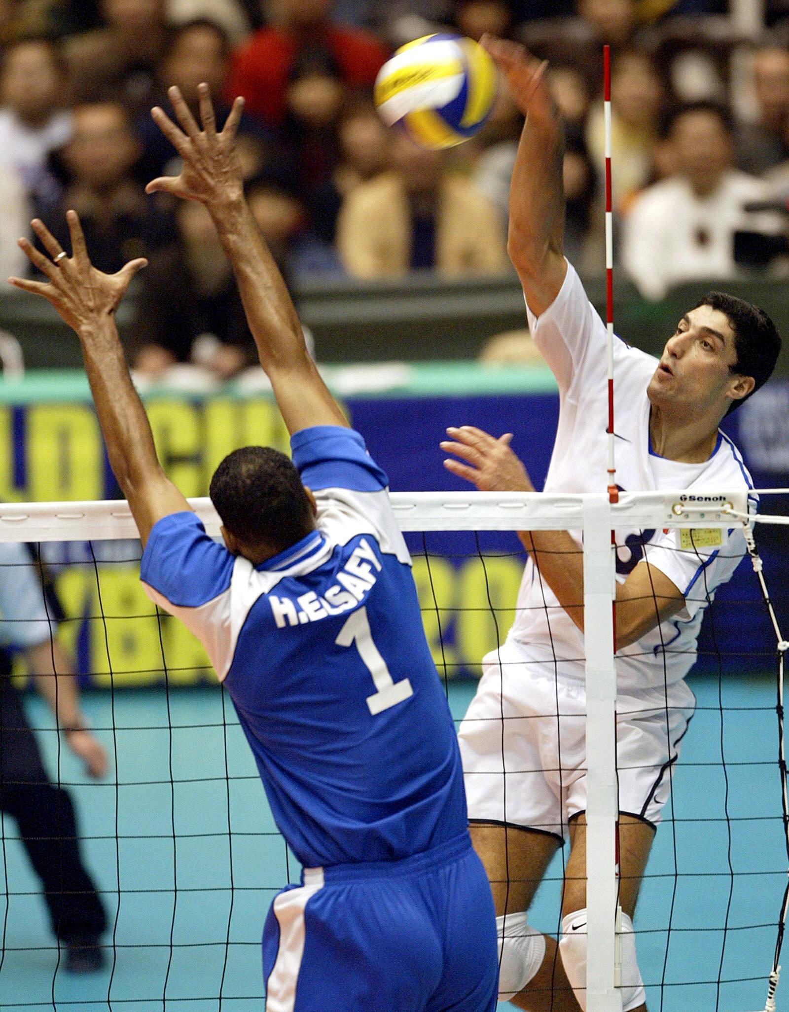 L'ancien International de volley-ball Italien Andrea Giani, aujourd'hui sélectionneur de la France, lors des Championnats du Monde à Okayama, au Japon, Le 24 novembre 2003.