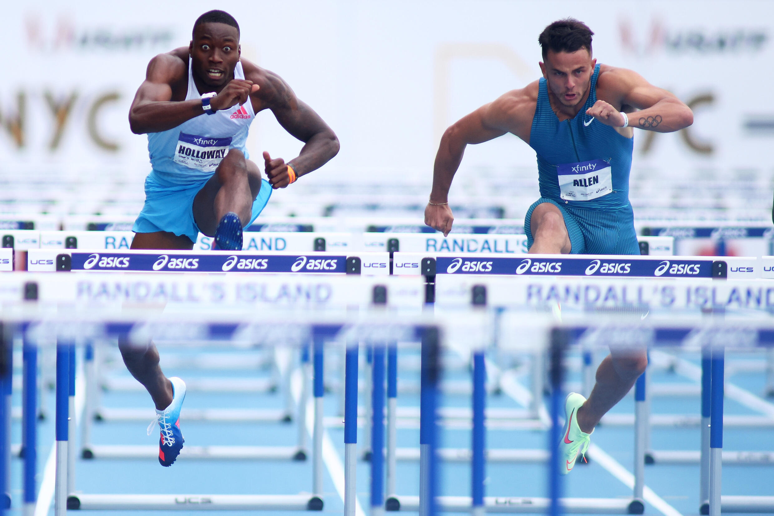 Der Amerikaner Grant Holloway (G) ringt mit seinem Landsmann Devon Allen während der 110-m-Hürden beim Grand Prix von New York, 12. Juni 2022