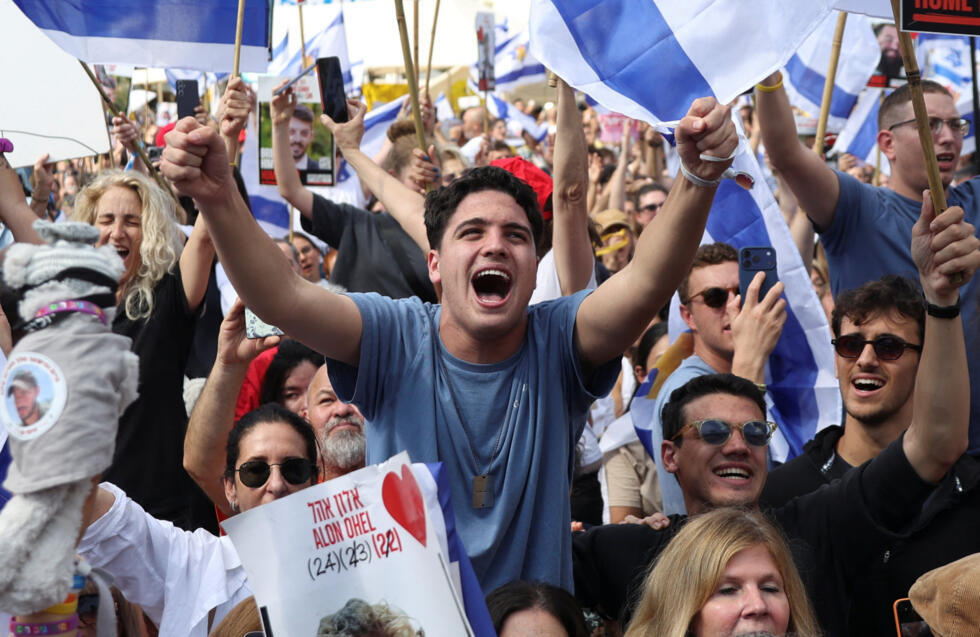 Cientos de personas celebran en la "Plaza de los Rehenes" el día en que Hamás libera a los rehenes, que han estado retenidos en Gaza desde el mortal ataque del 7 de octubre de 2023 por Hamás, como parte de un intercambio de prisioneros y rehenes y un acuerdo de alto el fuego entre Israel y Hamás, en Tel Aviv, Israel, el 13 de octubre de 2025.