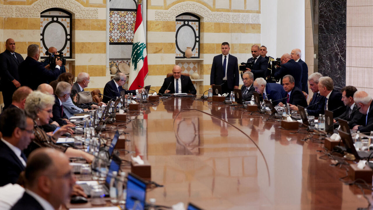 لبنان: جلسة حكومية لبحث خطة الجيش لتجريد حزب الله من سلاحه