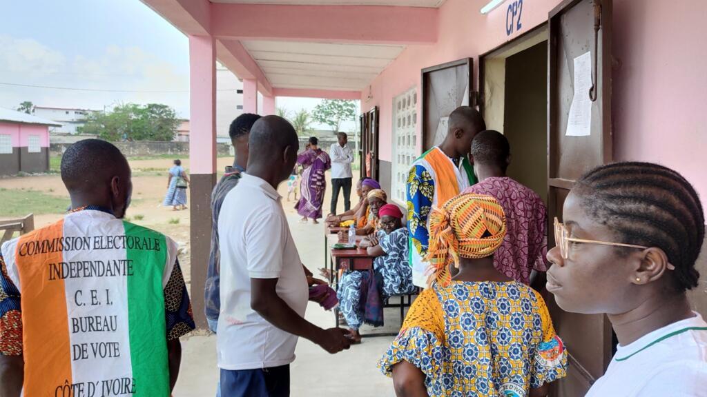 Présidentielle en Côte d'Ivoire : récit d’une journée de vote dans un village d’Abidjan