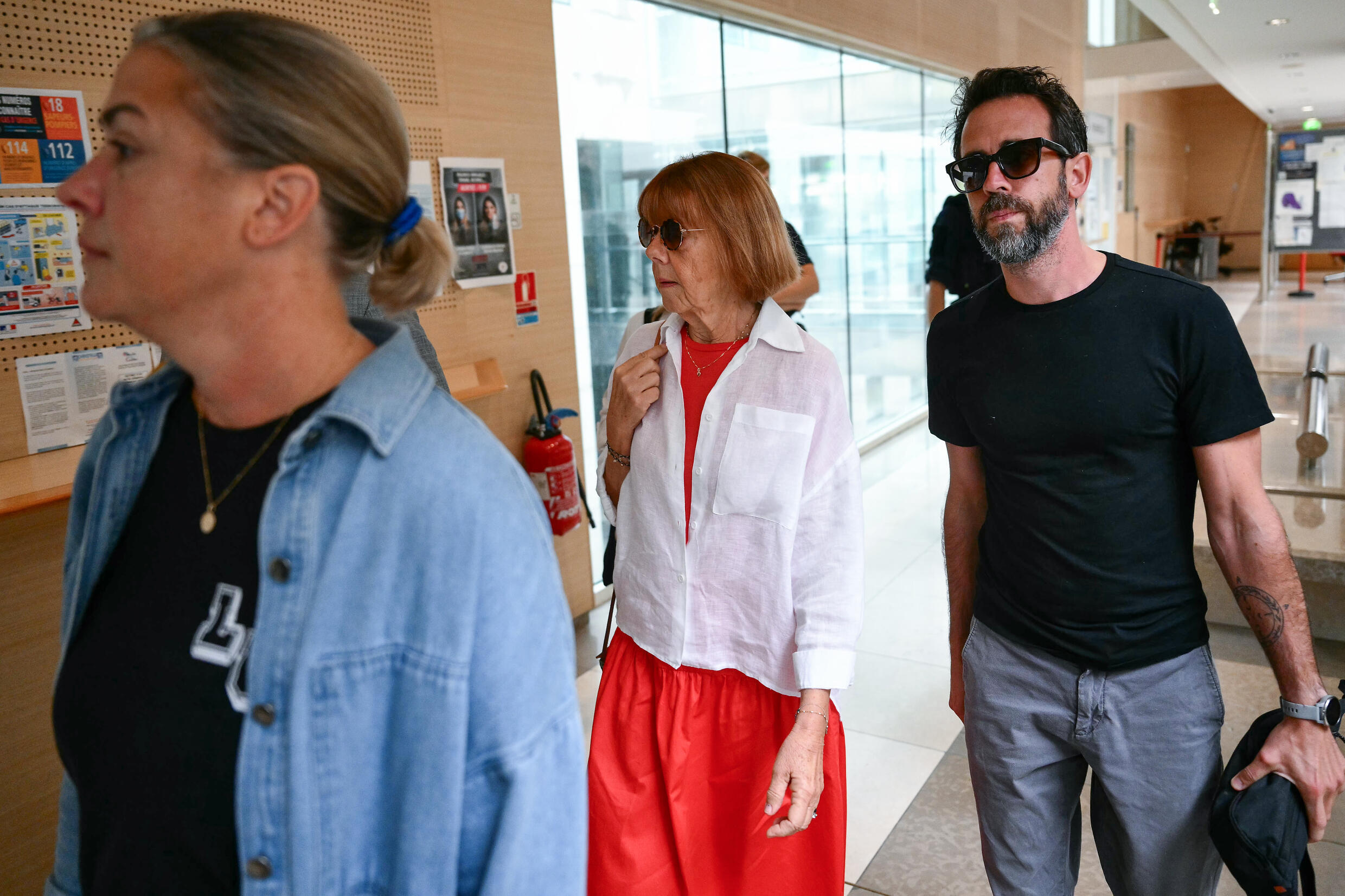 Gisèle Pelicot arrive à la cour criminelle de Vaucluse, avec sa fille Caroline Darian et son fils Florian P., le 5 septembre 2024 à Avignon.