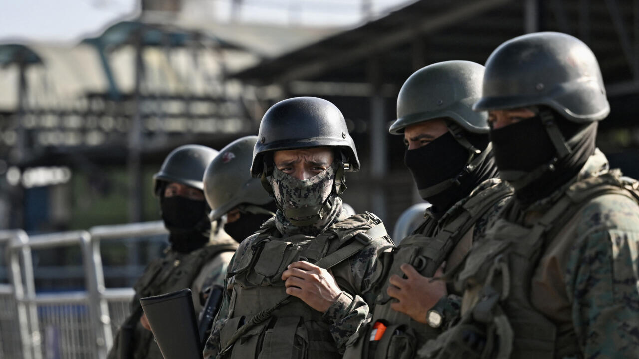 Ecuador: un guardia y 13 presos asesinados durante motín carcelario en el sur del país