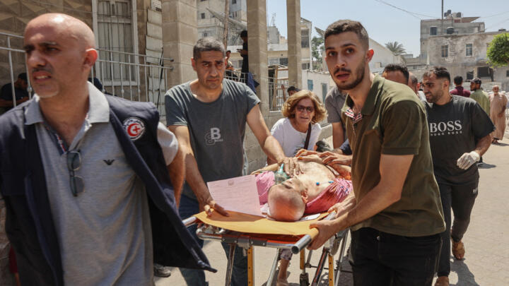 Des Palestiniens blessés lors d'une frappe israélienne sur l'église de la Sainte Famille reçoivent des soins à l'hôpital Arab Ahli, à Gaza-ville, le 17 juillet 2025.