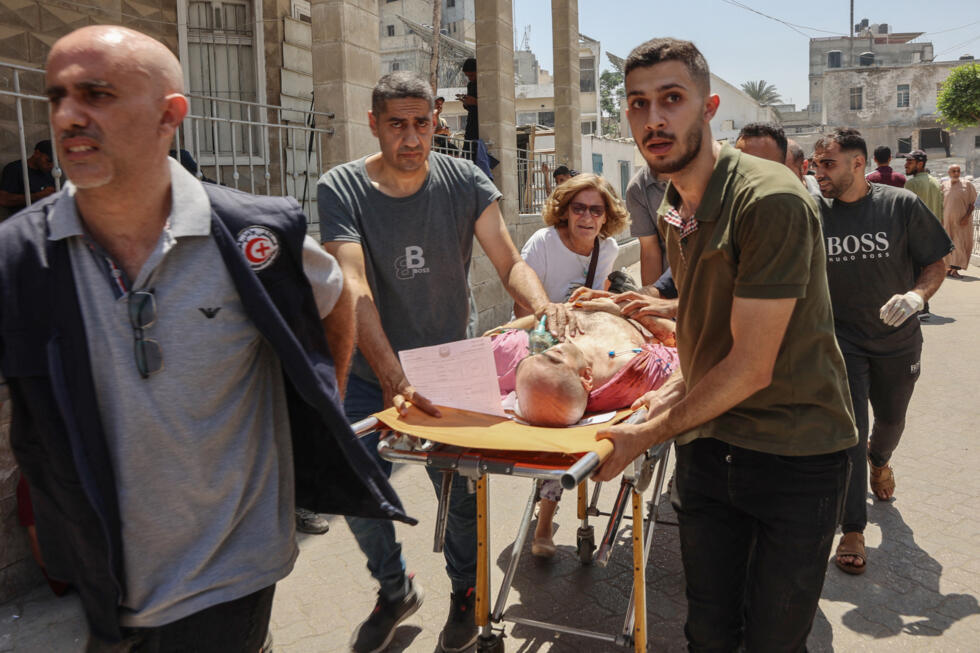 Des Palestiniens blessés lors d'une frappe israélienne sur l'église de la Sainte Famille reçoivent des soins à l'hôpital Arab Ahli, à Gaza-ville, le 17 juillet 2025.