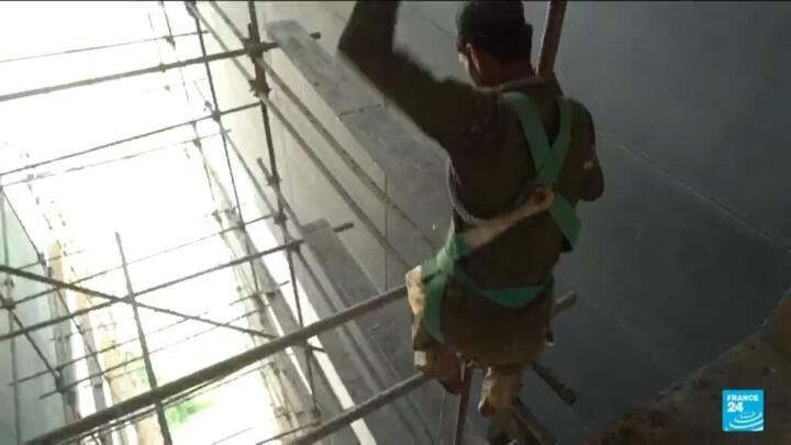 Pakistani construction workers risk their lives, several meters above the ground