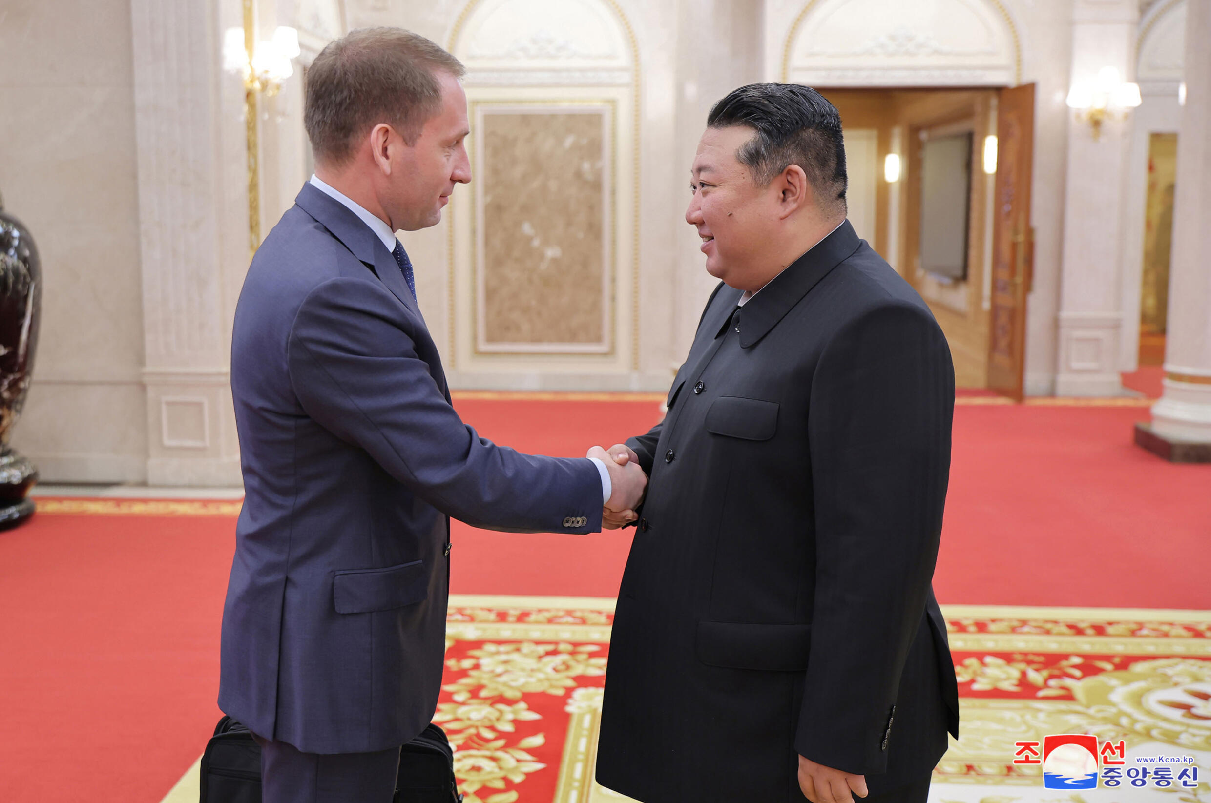Le ministre russe des Ressources naturelles Alexander Kozlov (g) et le dirigeant nord-coréen Kim Jong Un à Pyongyang en Corée du Nord, le 18 novembre 2024