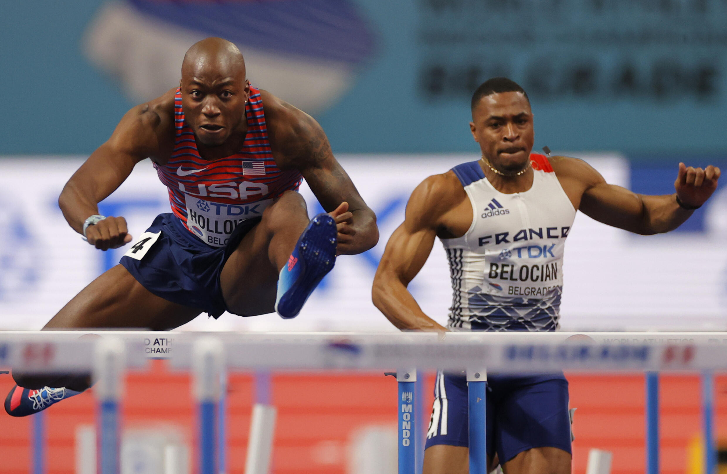 Der Amerikaner Grant Holloway (links) und der Franzose Wilhelm Beluchian (rechts) treten bei den Leichtathletik-Hallenweltmeisterschaften 2022 in Belgrad am 20. März 2022 im 60-Meter-Hürdenlauf der Männer an