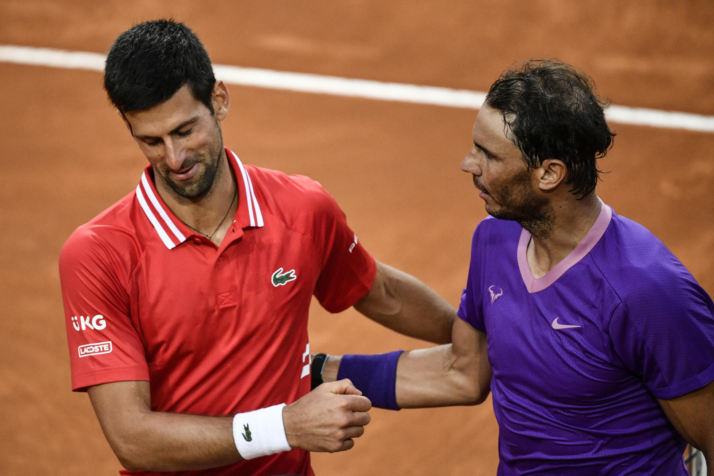 Novak Djokovic (g) et Rafael Nadal, qui se rencontrent au deuxième tour du tournoi olympique de tennis, le 16 mai 2021 à Rome