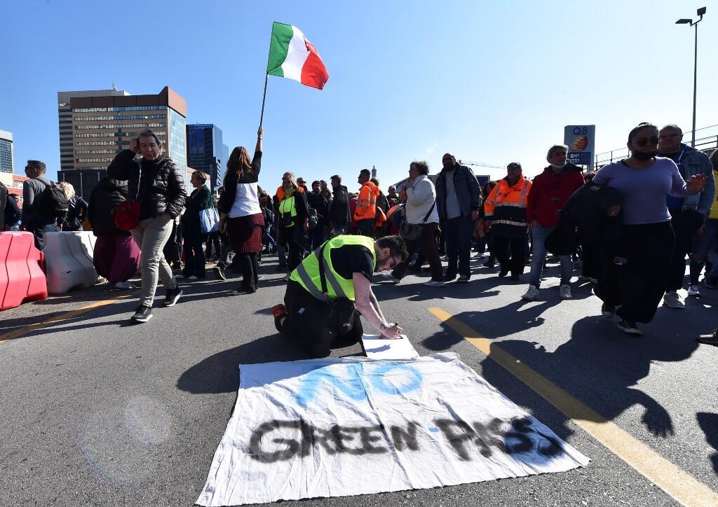 Los trabajadores portuarios se reúnen en la protesta en contra de la aplicación del Pase Verde, en Génova, Italia. 15 de octubre de 2021.