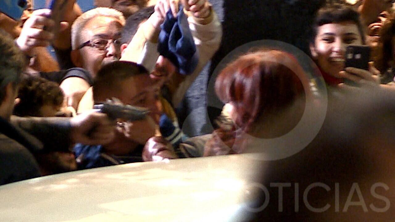 Captura de pantalla que muestra a un hombre apuntando con un arma a la vicepresidenta argentina Cristina Fernández de Kirchner, frente a su residencia, en Buenos Aires, Argentina, el 1 de septiembre de 2022.