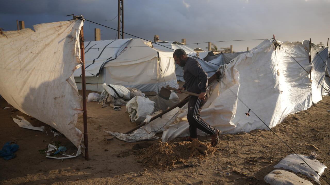 الأمطار الغزيرة تدمر جزءا من مخيمات مستحدثة بغزة تؤوي مئات آلاف النازحين