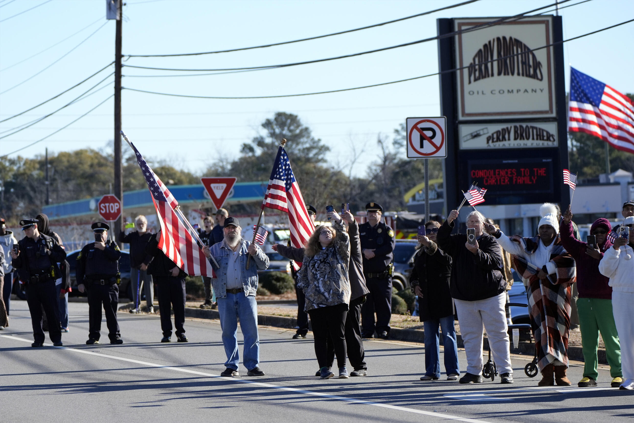 Des personnes rendent hommage à Jimmy Carter au moment du départ du convoi à Americus, en Géorgie (sud-est des États-Unis), le 4 janvier 2025.