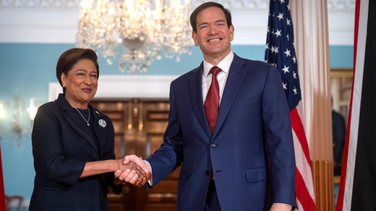 El Secretario de Estado Marco Rubio le da la mano a la Primera Ministra de Trinidad y Tobago, Kamla Persad-Bissessar, en el Departamento de Estado, el 30 de septiembre de 2025, en Washington.