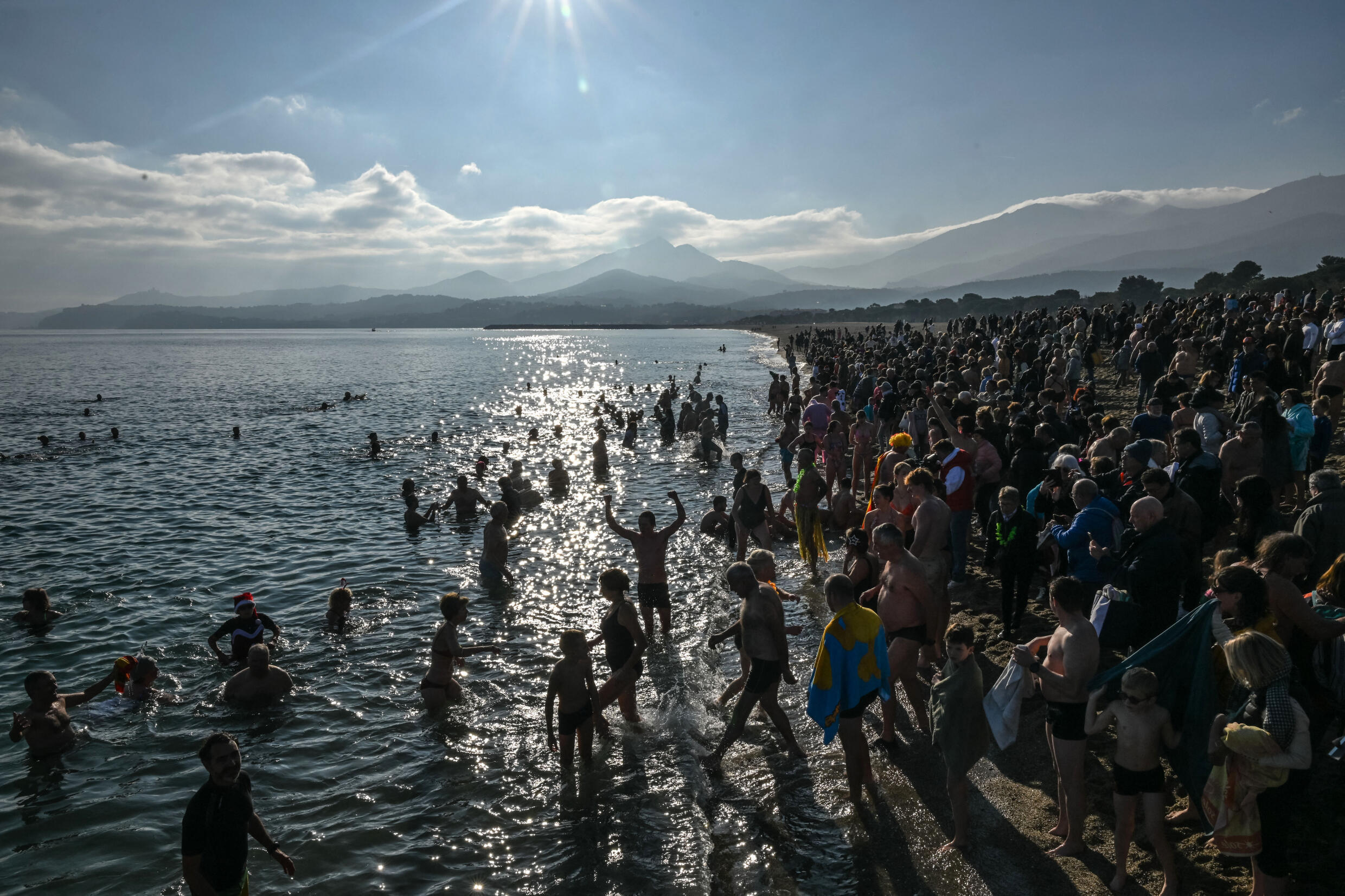 La baignade du Nouvel An à Argelès-sur-Mer, près de Perpignan, a rassemblé des centaines de participants, le 1er janvier 2025.