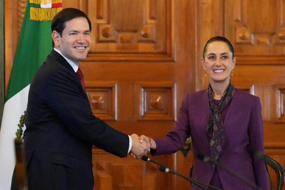El secretario de Estado de Estados Unidos, Marco Rubio, estrecha la mano de la presidenta de México, Claudia Sheinbaum, en el Palacio Nacional en la Ciudad de México, México, el 3 de septiembre de 2025.