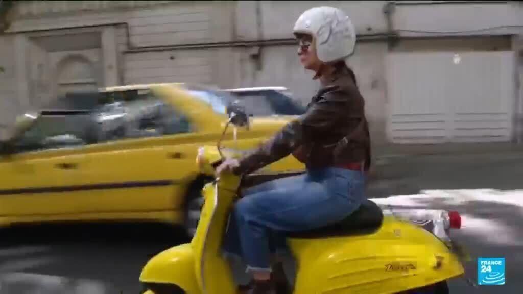 En Iran, les femmes brisent les barrières culturelles à moto