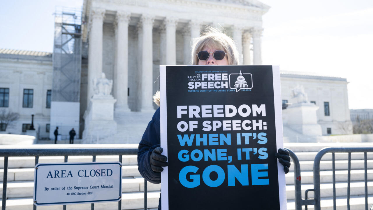 تقرير حول الديمقراطية يحذر من تقهقر حرية الصحافة لأدنى مستوى منذ 50 عاما