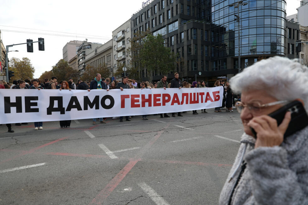 En Belgrado, Serbia, el 4 de noviembre de 2025, se observa a personas sosteniendo una gran pancarta con el lema "No entregaremos el Estado Mayor".