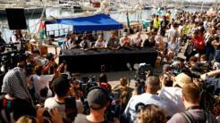 La activista sueca Greta Thunberg, el activista brasileño Thiago Avila y otros hablan con los medios de comunicación antes de participar en la Global Sumud Flotilla, una expedición humanitaria a Gaza, en el puerto de Barcelona, España, el 31 de agosto de 2025.