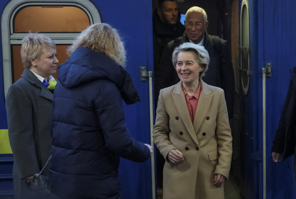 La presidenta de la Comisión Europea, Ursula von der Leyen, y el presidente del Consejo Europeo, Antonio Costa, llegan a una estación central de ferrocarril de la capital ucraniana, en medio del ataque de Rusia a Ucrania, en Kiev, Ucrania, el 24 de febrero de 2025. REUTERS/Gleb Garanich