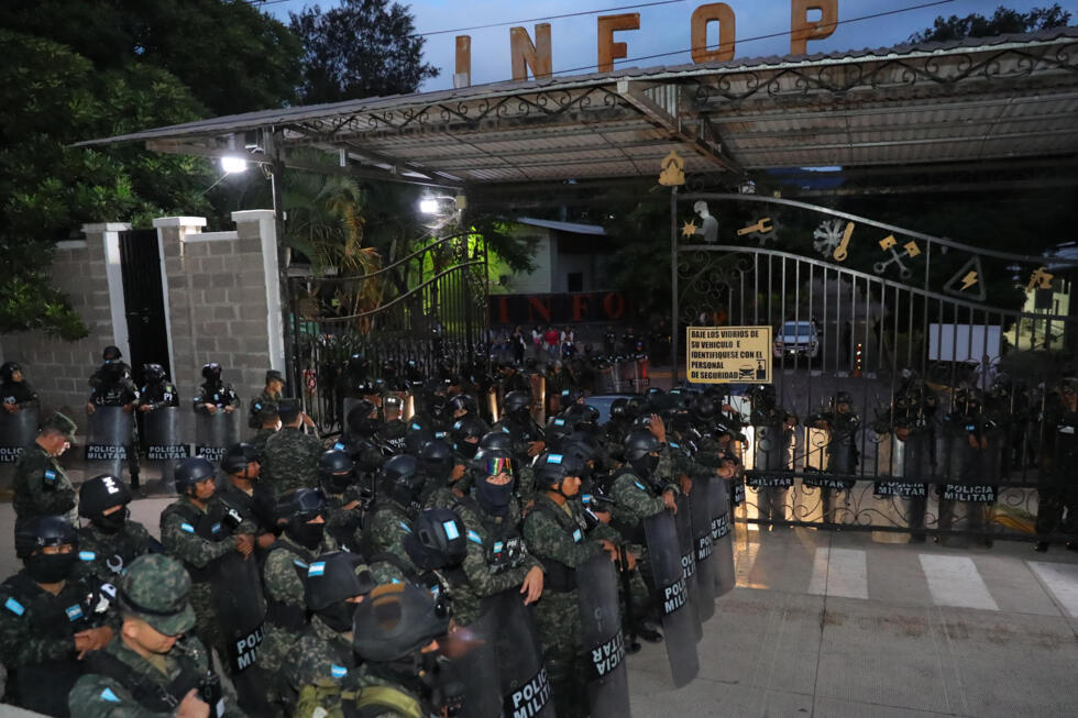 Integrantes de la Policía Militar de Honduras custodian la sede del Instituto Nacional de Formación Profesional (Infop), donde se realiza el escrutinio especial de las elecciones de Honduras, en Tegucigalpa, el 15 de diciembre de 2025.