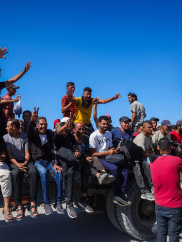 Los palestinos se dirigen hacia la ciudad de Gaza desde Nuseirat, en la Franja de Gaza central.