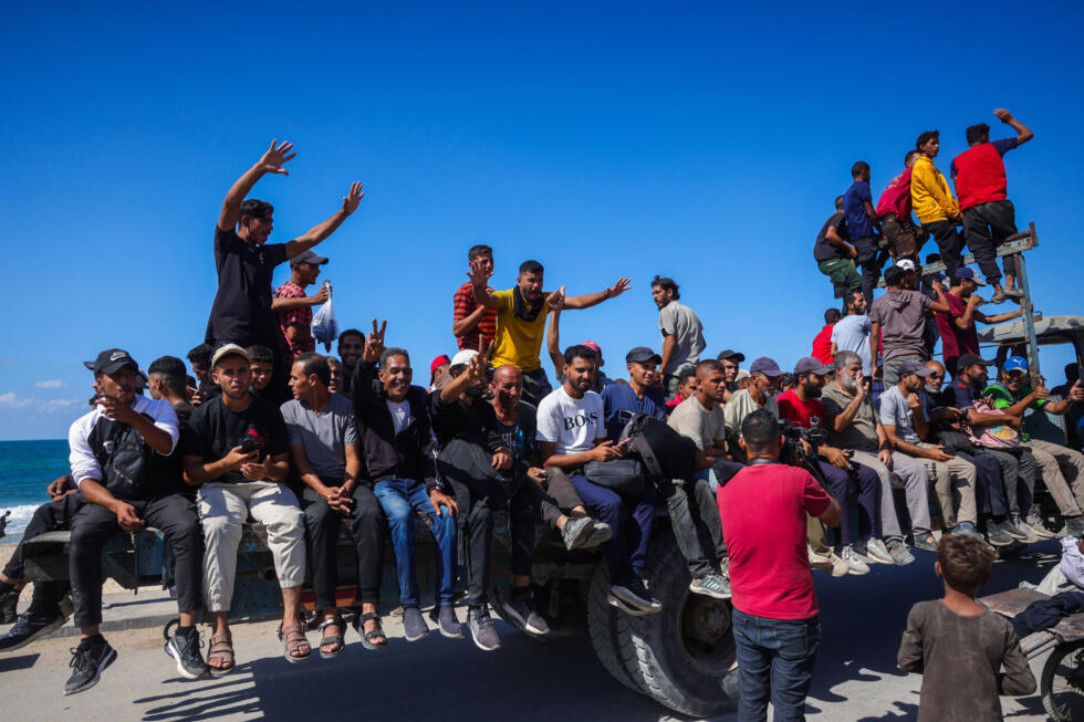 Palestinos se dirigen hacia la ciudad de Gaza desde Nuseirat, en la Franja de Gaza central.