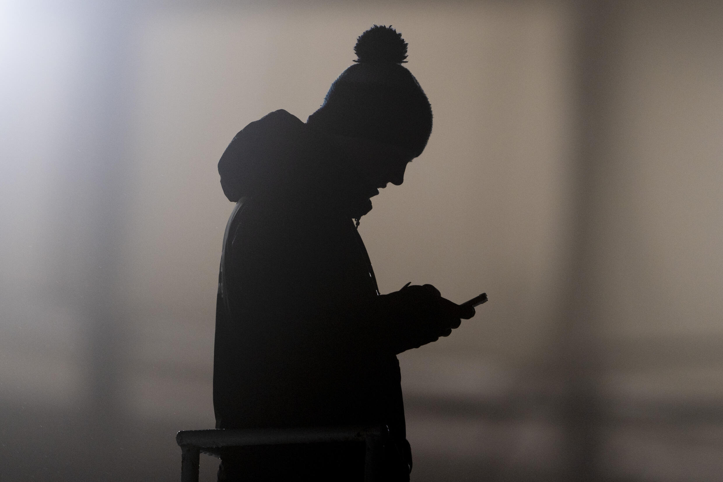 Un homme regarde son smartphone.