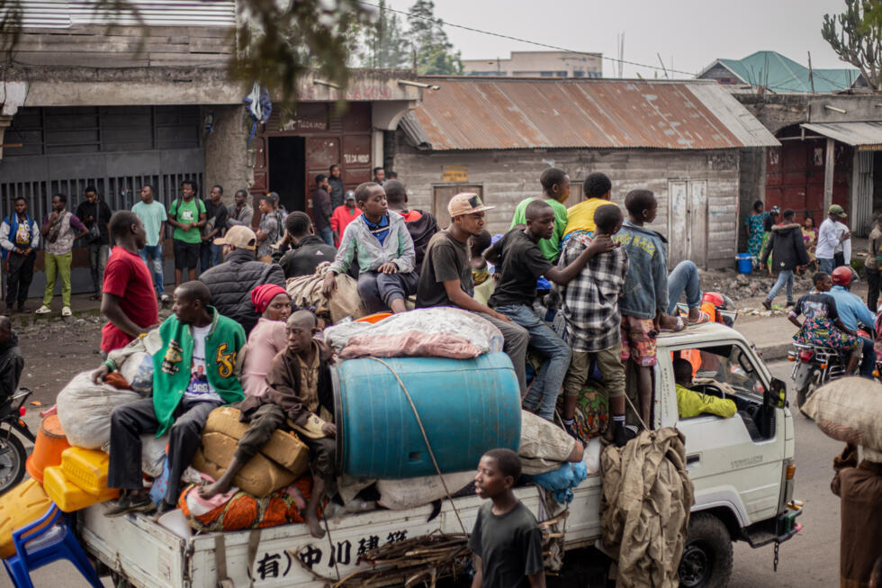 Des habitants transportent leurs biens dans un camion alors qu'ils fuient Kibati, où les combats se sont intensifiés en direction de la ville de Goma, le 26 janvier 2025 en RDC