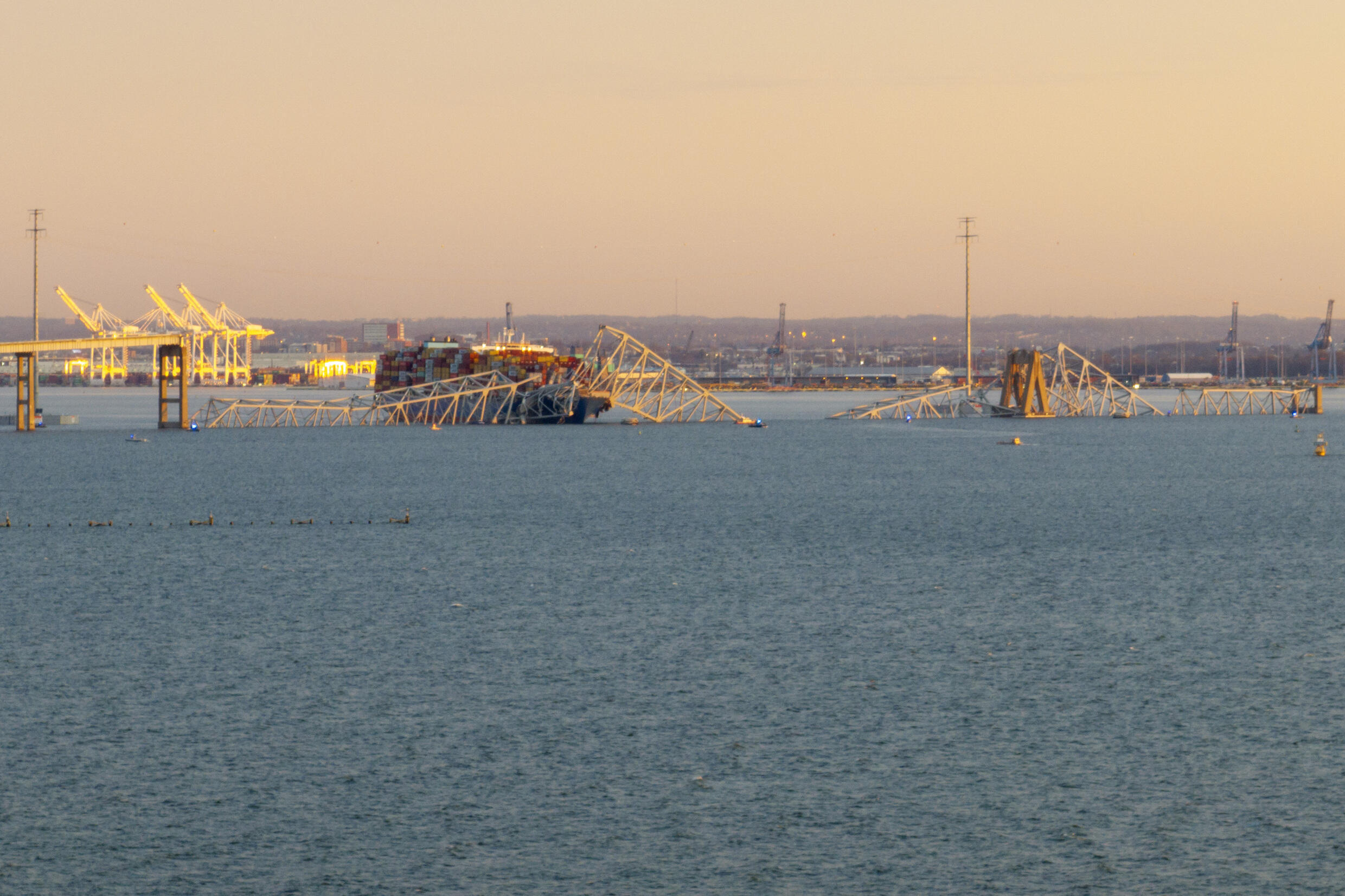 Le pont Francis Scott Key effondré après avoir été percuté par un porte-conteneurs, le 26 mars 2024 à Baltimore, dans le Maryland