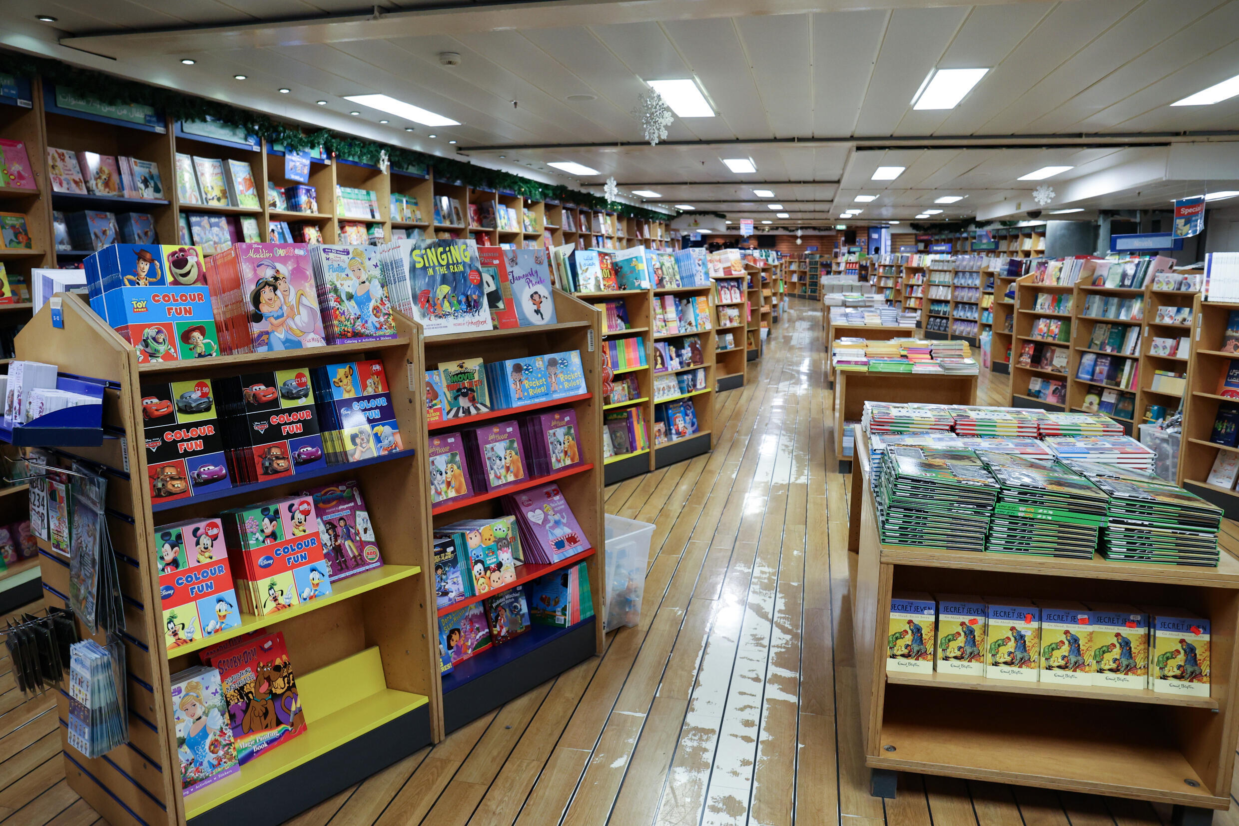 جانب من معرض الكتب الموجود على سفينة "لوغوس هوب" الراسية في مرفأ بيروت في 16 كانون الأول/ديسمبر 2022