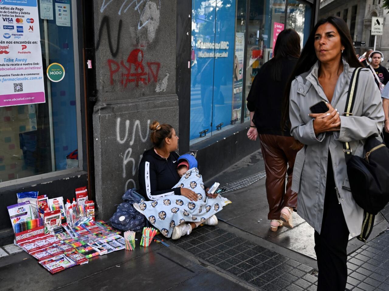 Milei celebra la caída de la pobreza en Argentina: ¿un efecto de su  motosierra?