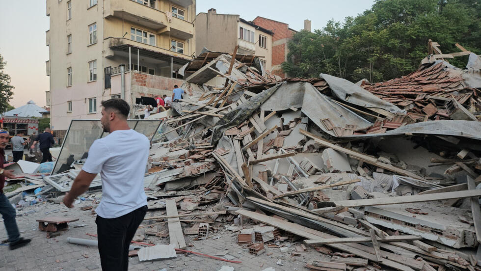 Personas buscan sobrevivientes en un edificio derrumbado tras un terremoto en Sindirgi, en la provincia occidental de Balikesir, Turquía, el 10 de agosto de 2025. Agencia de Noticias Ihlas (IHA) vía REUTERS.