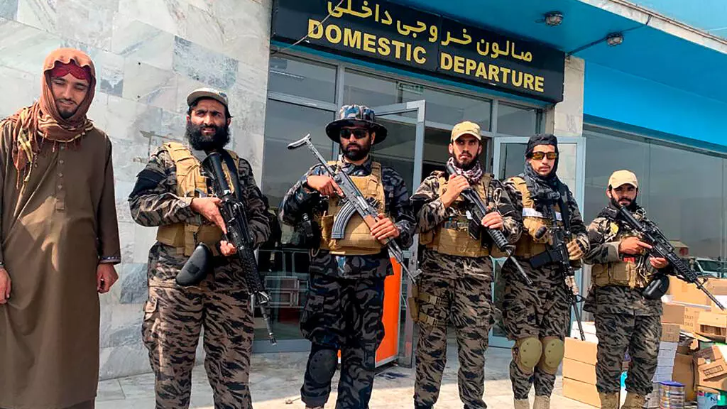 Combatientes del grupo élite del Talibán, Badri 313, montan guardia dentro del aeropuerto internacional Hamid Karzai después de la retirada de Estados Unidos en Kabul, Afganistán, el martes 31 de agosto de 2021.