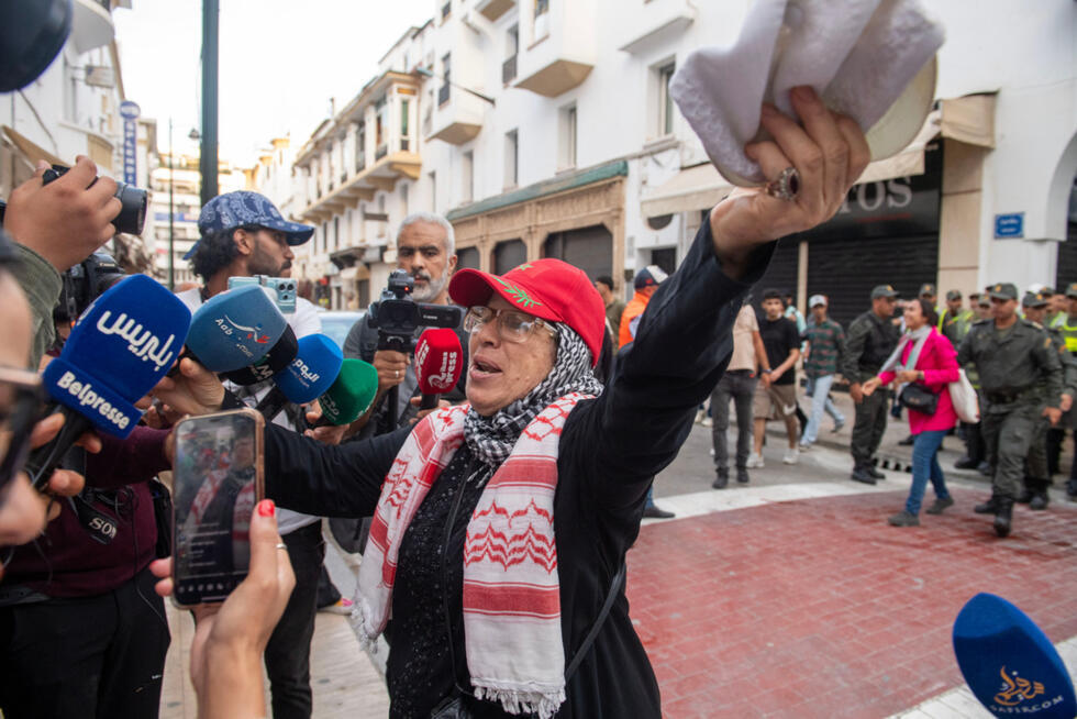 Una mujer habla con los medios durante una manifestación para exigir reformas en la atención médica y la educación, en Rabat, el domingo 28 de septiembre de 2025.
