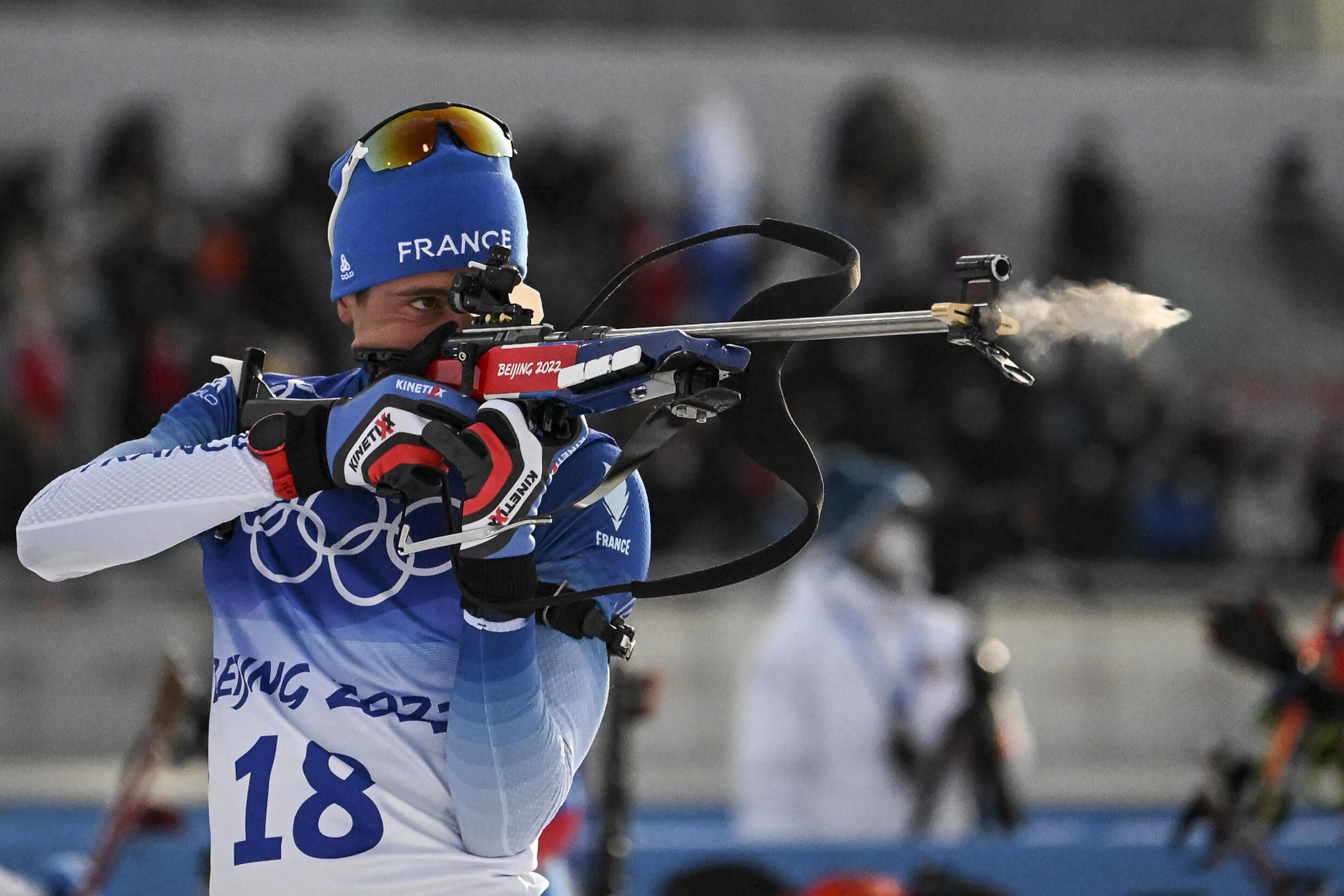 Der französische Biathlet Quentin Fillon Maillet während eines Shootings in Zhangjiajou am 12. Februar 2022 während des Sprint-Events der Spiele in Peking